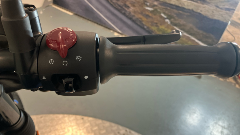 Royal Enfield Hntr 350 Rebel Red (23MY)